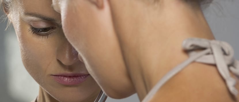 un gros plan d’une femme et d’un homme