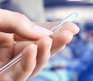 eine Person, die einen Stift in der Hand hält