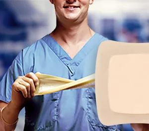 eine Person, die ein Buch in der Hand hält