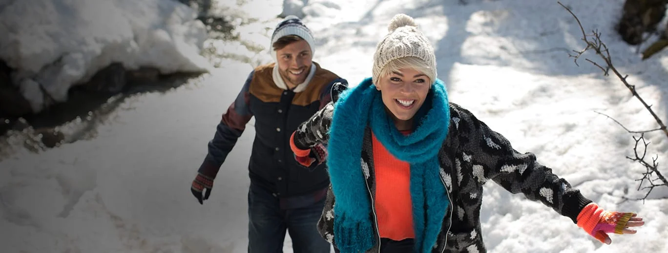 Een paar mensen in de sneeuw