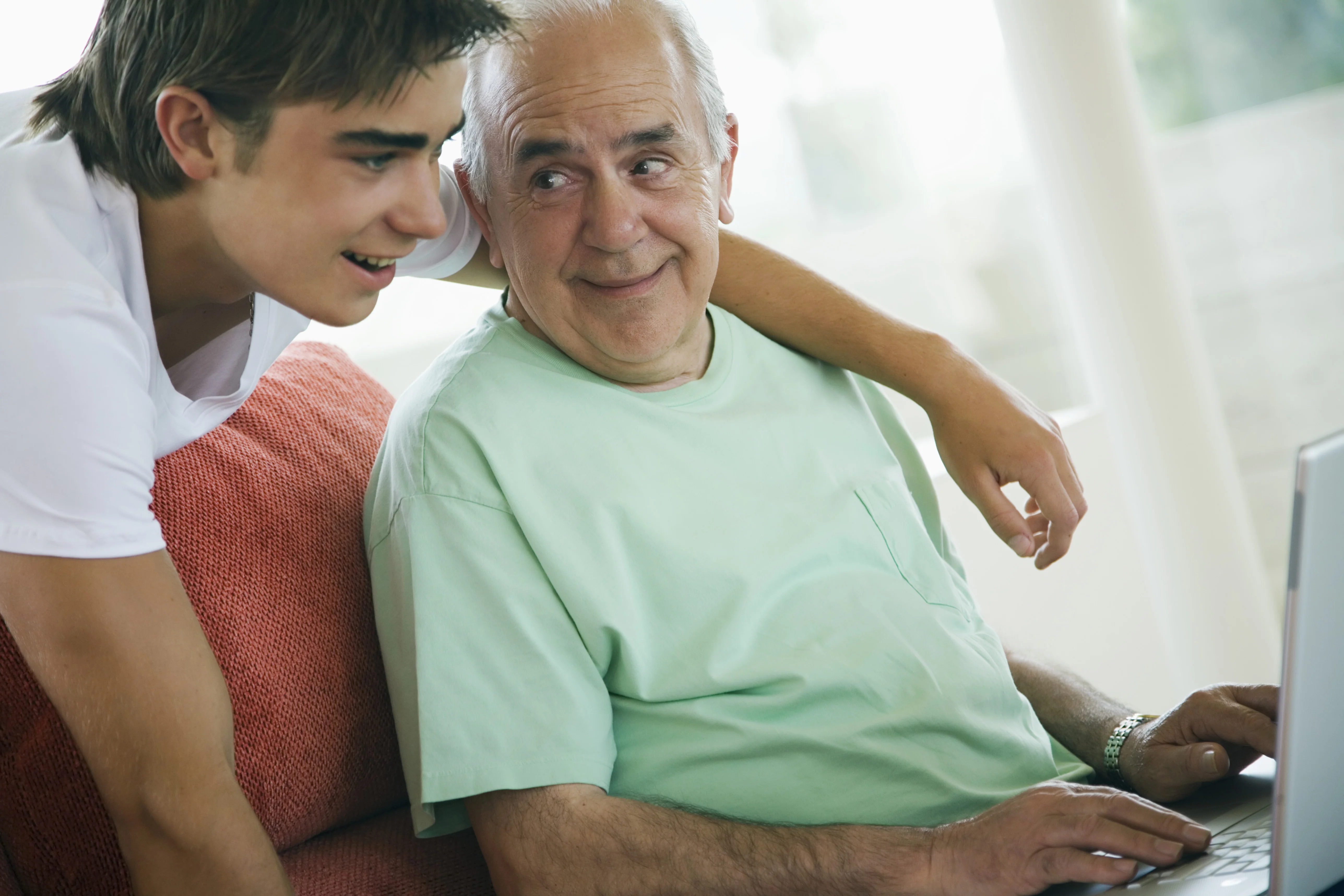 um homem e uma mulher olhando para uma tela de computador